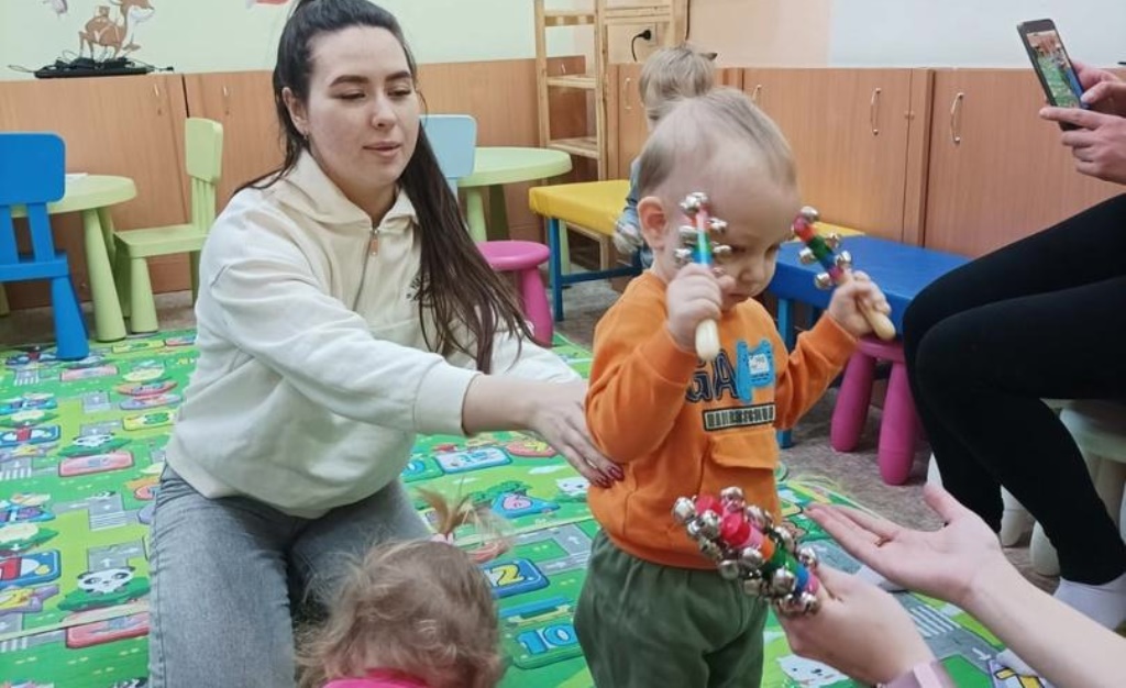 В детско-родительской группе "Веселая карусель" продолжаются занятия