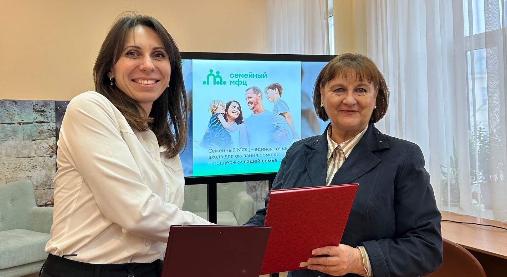 13 февраля состоялось торжественное подписание договора о сотрудничестве между ОГАУСО «Центр социально-психологической помощи семье и детям» и АНО по развитию добровольчества и благотворительности «Счастливый регион»